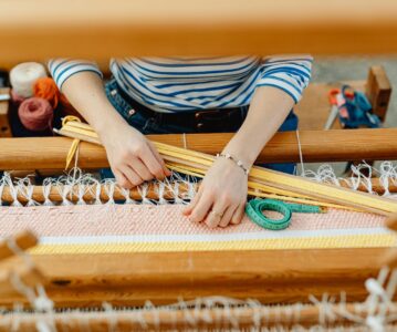 نقش پارچه‌ها در دکوراسیون داخلی منزل